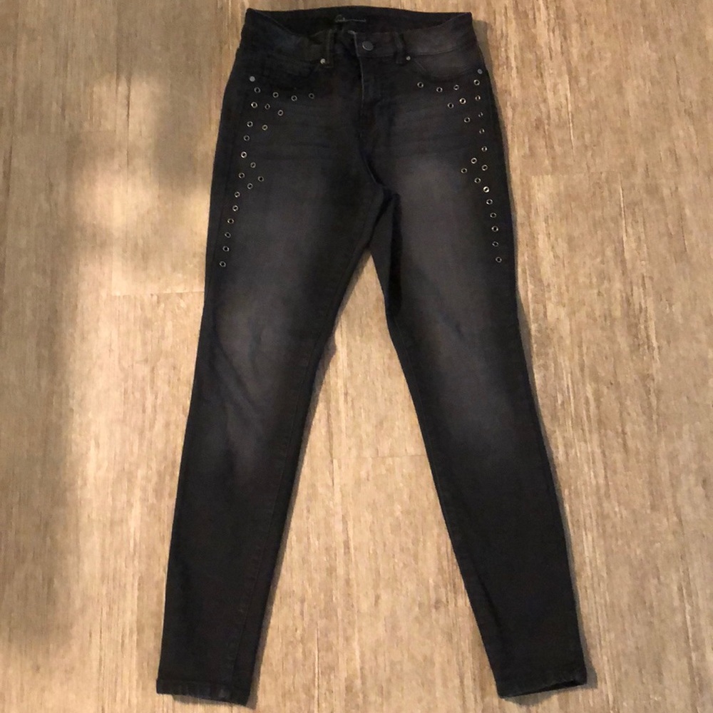 Skinny Jeans With Button Detail